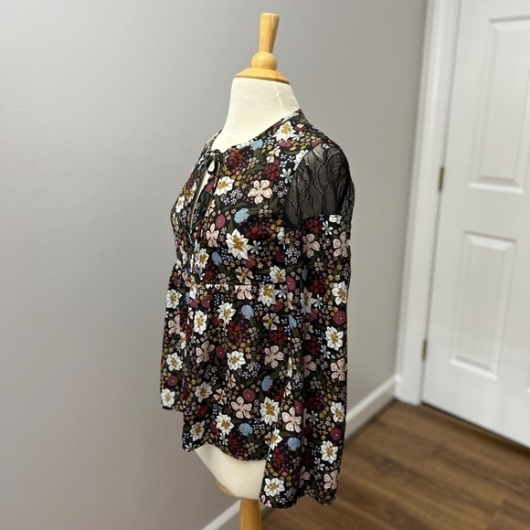 BCBGeneration Floral Lace Shoulder top Sz S - Picture 3 of 11